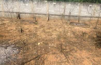 Imagem: O terreno e possui Dormitórios, Suítes, Banheiros, 440-0m²