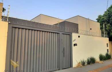 Imagem: A casa possui 3 Dormitórios, 2 Banheiros, 2 Vagas na garagem