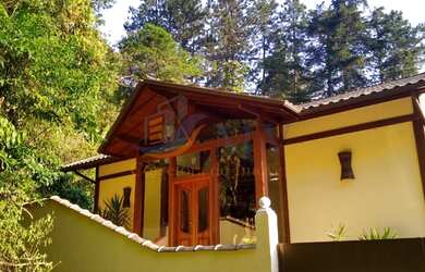 Imagem: A casa possui 3 Dormitórios, 2 Banheiros, 4 Vagas na garagem