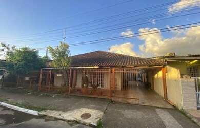 Imagem: A casa possui 4 Dormitórios, 2 Banheiros, 2 Vagas na garagem