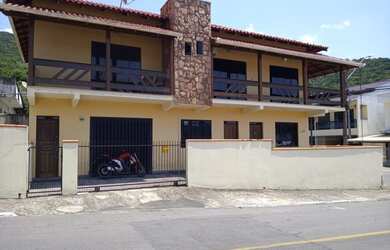 Imagem: A casa possui 3 Dormitórios, 1 Banheiro, 1 Vaga na garagem