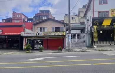 Imagem: A casa possui 3 Dormitórios, 2 Banheiros, 5 Vagas na garagem