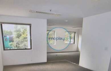 Imagem: O depósito possui 3 Vagas na garagem, 90m² de Área e está