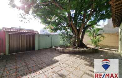 Imagem: A casa possui 3 Dormitórios, 2 Banheiros, 4 Vagas na garagem