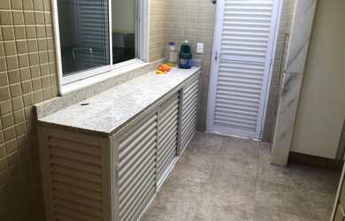 Imagem: A casa possui 4 Dormitórios, 3 Banheiros, 2 Vagas na garagem