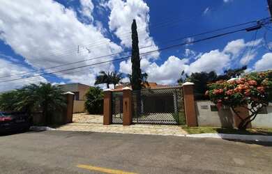 Imagem: A casa em condomínio possui 5 Dormitórios, 5 Banheiros, 5