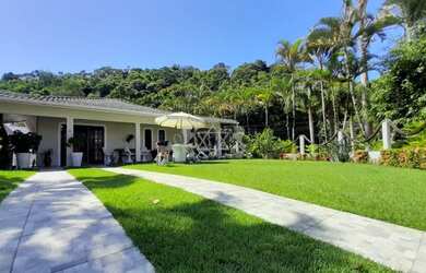 Imagem: A casa possui 4 Dormitórios, 2 Banheiros, 5 Vagas na garagem