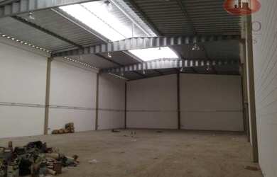 Imagem: O depósito possui 3 Vagas na garagem, 900m² de Área e está