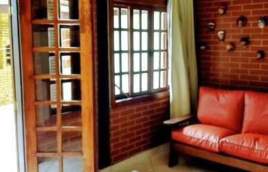 Imagem: A casa possui 2 Dormitórios, 3 Banheiros, 4 Vagas na garagem