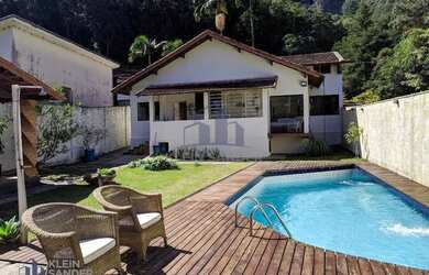 Imagem: A casa possui 2 Dormitórios, 1 Banheiro, 2 Vagas na garagem