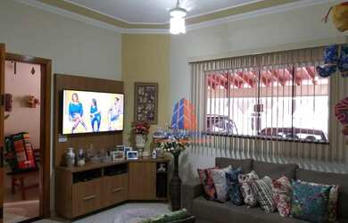 Imagem: A casa possui 3 Dormitórios, 2 Banheiros, 2 Vagas na garagem