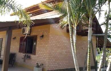 Imagem 2: Linda casa na Praia do Rosa em amplo terreno arboriza de 1170m²