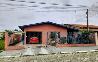 Imagem: A casa possui 4 Dormitórios, 2 Banheiros, 312m² de Área e