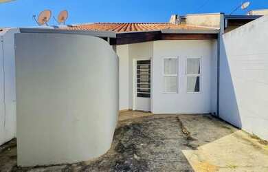 Imagem: A casa possui 3 Dormitórios, 2 Banheiros, 2 Vagas na garagem