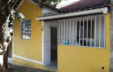 Imagem: A casa possui 2 Dormitórios, 1 Banheiro, 2 Vagas na garagem