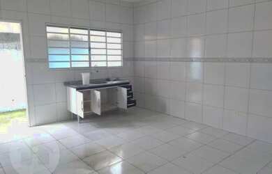 Imagem: A casa possui 2 Dormitórios, 1 Banheiro, 2 Vagas na garagem