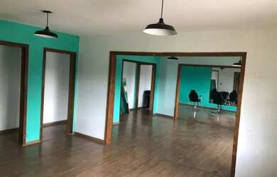 Imagem: O depósito possui 2 Vagas na garagem e 140m² de Área e está