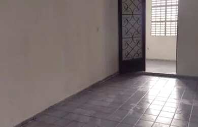 Imagem: A casa possui 4 Dormitórios, 2 Banheiros, 1 Vaga na garagem