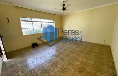 Imagem: A casa possui 3 Dormitórios, 3 Banheiros, 2 Vagas na garagem