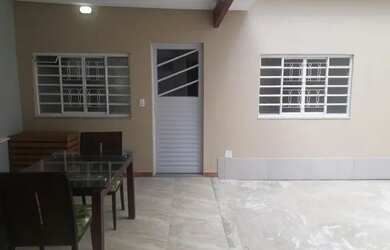 Imagem: A casa possui 3 Dormitórios, 2 Banheiros, 2 Vagas na garagem