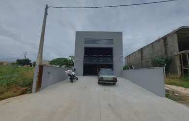 Imagem: O depósito possui 3 Vagas na garagem e 290m² de Área e está