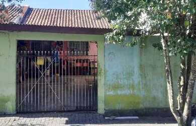 Imagem: A casa possui 3 Dormitórios, 1 Banheiro, 2 Vagas na garagem