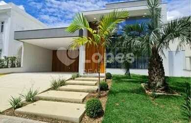 Imagem: A casa possui 3 Dormitórios, 5 Banheiros, 4 Vagas na garagem