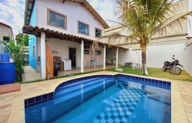 Imagem: A casa possui 4 Dormitórios, 2 Banheiros, 5 Vagas na garagem