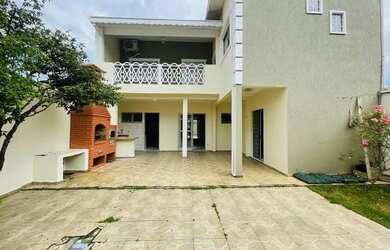 Imagem: A casa possui 3 Dormitórios, 2 Banheiros, 5 Vagas na garagem