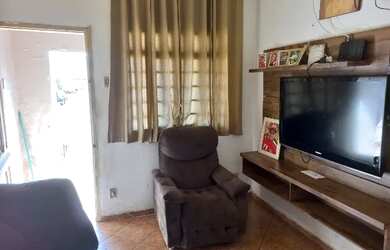 Imagem: A casa possui 4 Dormitórios, 1 Banheiro, 1 Vaga na garagem