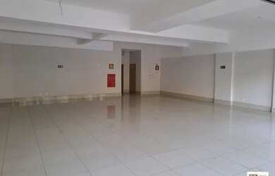 Imagem: O depósito possui 3 Vagas na garagem e 121m² de Área e está