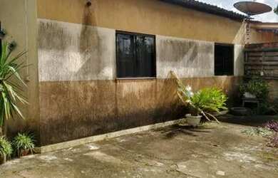 Imagem: A casa possui 2 Dormitórios, 1 Banheiro, 2 Vagas na garagem