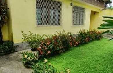 Imagem: A casa possui 3 Dormitórios, 2 Banheiros, 5 Vagas na garagem