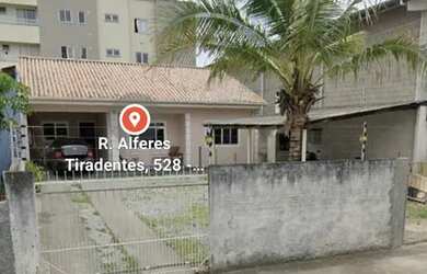 Imagem: A casa possui 2 Dormitórios, 1 Banheiro, 1 Vaga na garagem