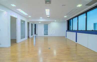 Imagem: O depósito possui 3 Vagas na garagem, 85m² de Área e está