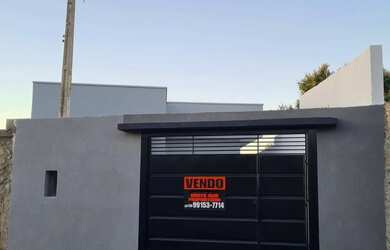 Imagem: A casa possui 3 Dormitórios, 2 Banheiros, 3 Vagas na garagem