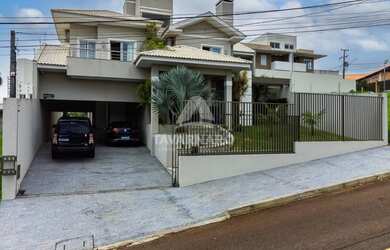 Imagem: A casa possui 4 Dormitórios, 3 Banheiros, 4 Vagas na garagem