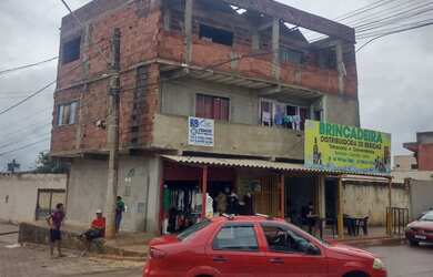 Imagem: A casa possui 4 Dormitórios, 2 Banheiros e 210m² de Área