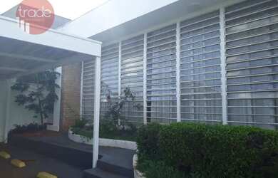 Imagem: O depósito possui 2 Vagas na garagem, 188m² de Área e está