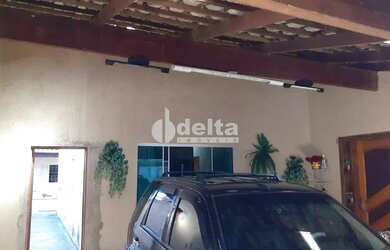 Imagem: A casa possui 5 Dormitórios, 3 Banheiros, 2 Vagas na garagem