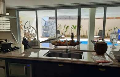 Imagem: A casa possui 3 Dormitórios, 5 Banheiros, 4 Vagas na garagem