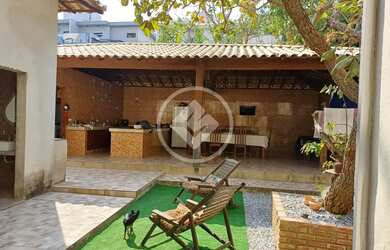 Imagem: A casa possui 5 Dormitórios, 2 Banheiros, 5 Vagas na garagem