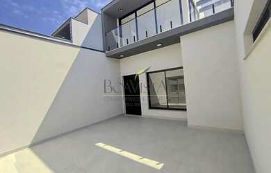 Imagem: A casa possui 3 Dormitórios, 2 Banheiros, 2 Vagas na garagem