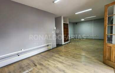 Imagem: O depósito possui 4 Vagas na garagem, 254m² de Área e está