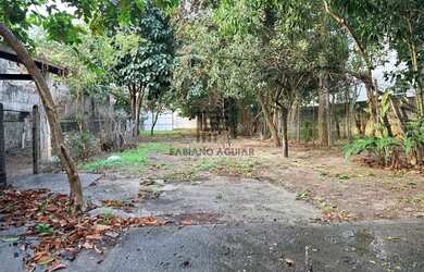 Imagem: O terreno e possui Dormitórios, Suítes, Banheiros, 445-0m²