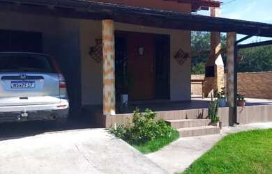 Imagem: A casa possui 3 Dormitórios, 2 Banheiros, 1 Vaga na garagem