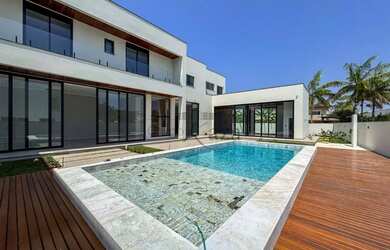 Imagem: A casa em condomínio possui 5 Dormitórios, 5 Banheiros, 5