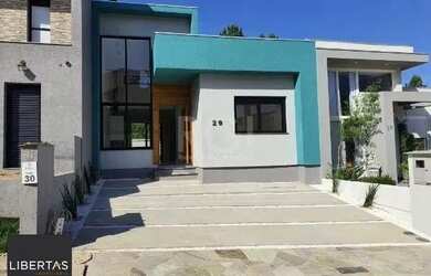 Imagem: A casa possui 3 Dormitórios, 2 Banheiros, 2 Vagas na garagem