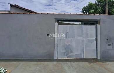 Imagem: A casa possui 3 Dormitórios, 2 Banheiros, 2 Vagas na garagem