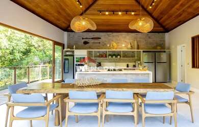 Imagem: A casa possui 5 Dormitórios, 5 Banheiros, 4 Vagas na garagem